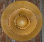 Vista superior de 2 lámparas de techo antiguas de estilo Poul Henningsen