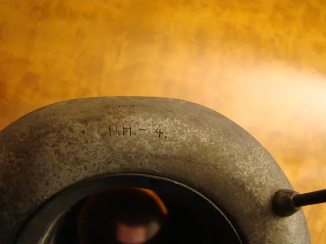 Вид сверху на 2 подвесные лампы антиквариат, уютная обстановка.