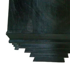 Antiker Esstisch mit Art Deco-Details für 8 Personen, gemütliche Atmosphäre.