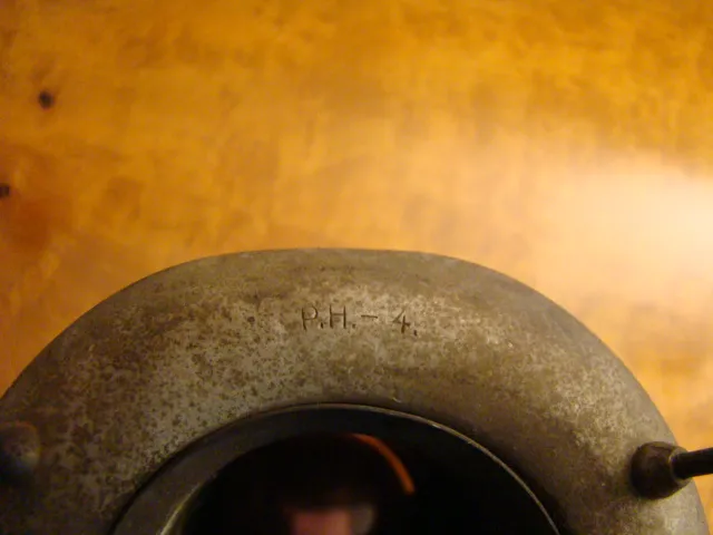 Vue de dessus de 2 lustres antiques, détails de conception visibles.