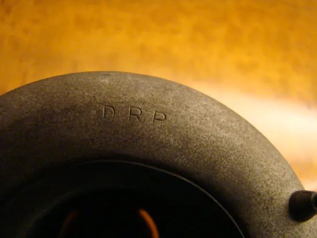 Vue du dessus de 2 lustres anciens, avec un design unique dans une ambiance chaleureuse.