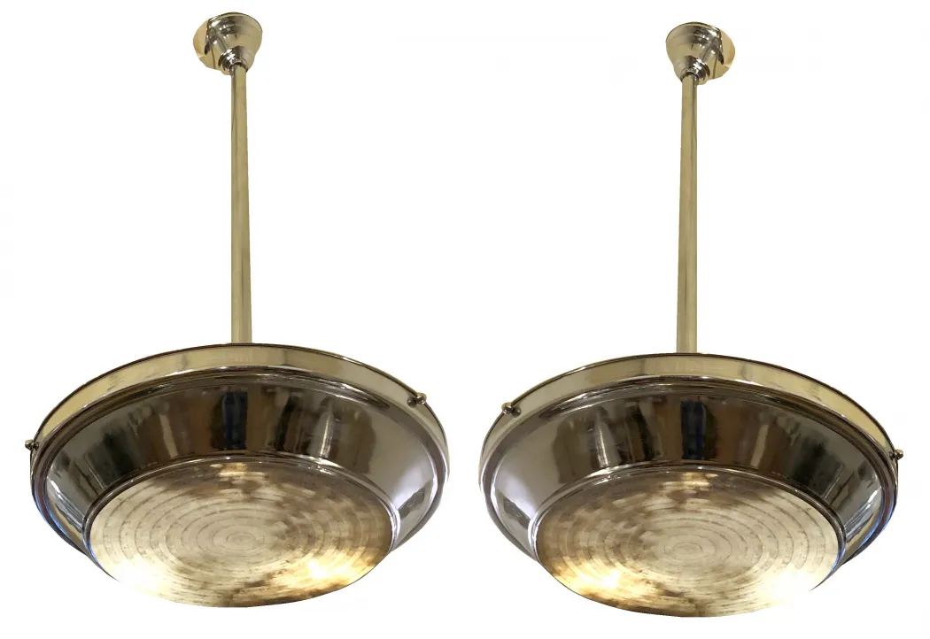 2 antique hanging lamps with classic design and warm light