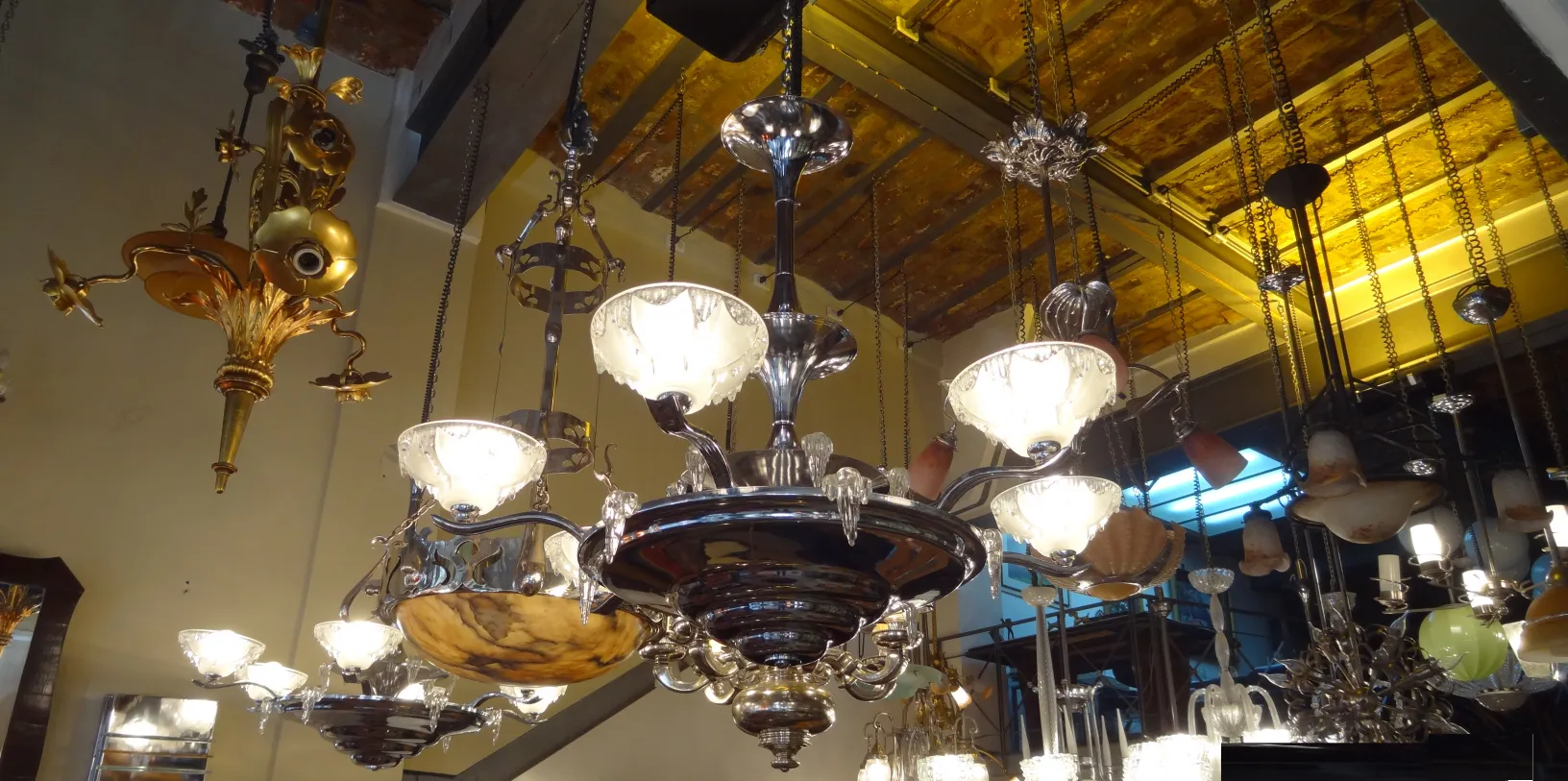 Lampadas de teto antigas com detalhes sofisticados em um ambiente clássico.