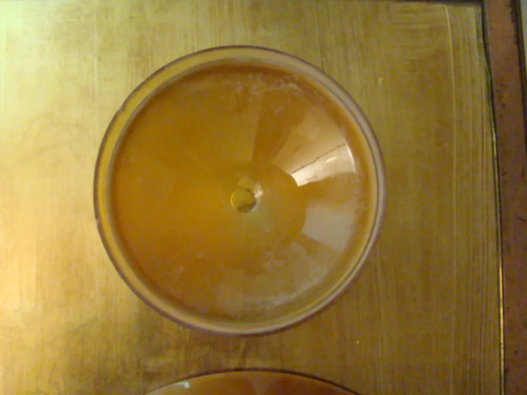 Deux lustres anciens à bases circulaires élégantes avec des ornements subtils.