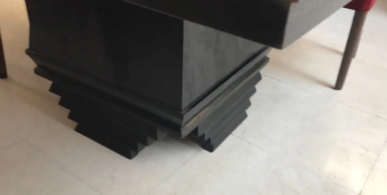 Mesa de comedor antigua para 8 personas con diseño elegante