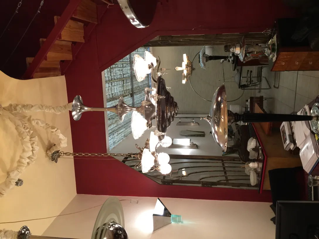 Dos lámparas de techo antiguas, iluminando una habitación con elegancia. Fondo colorido y mobiliario clásico.