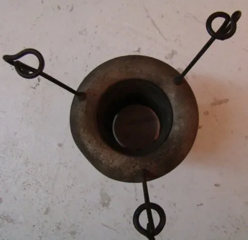 Vue de dessus de 2 lustres anciens avec forme ronde et crochets.