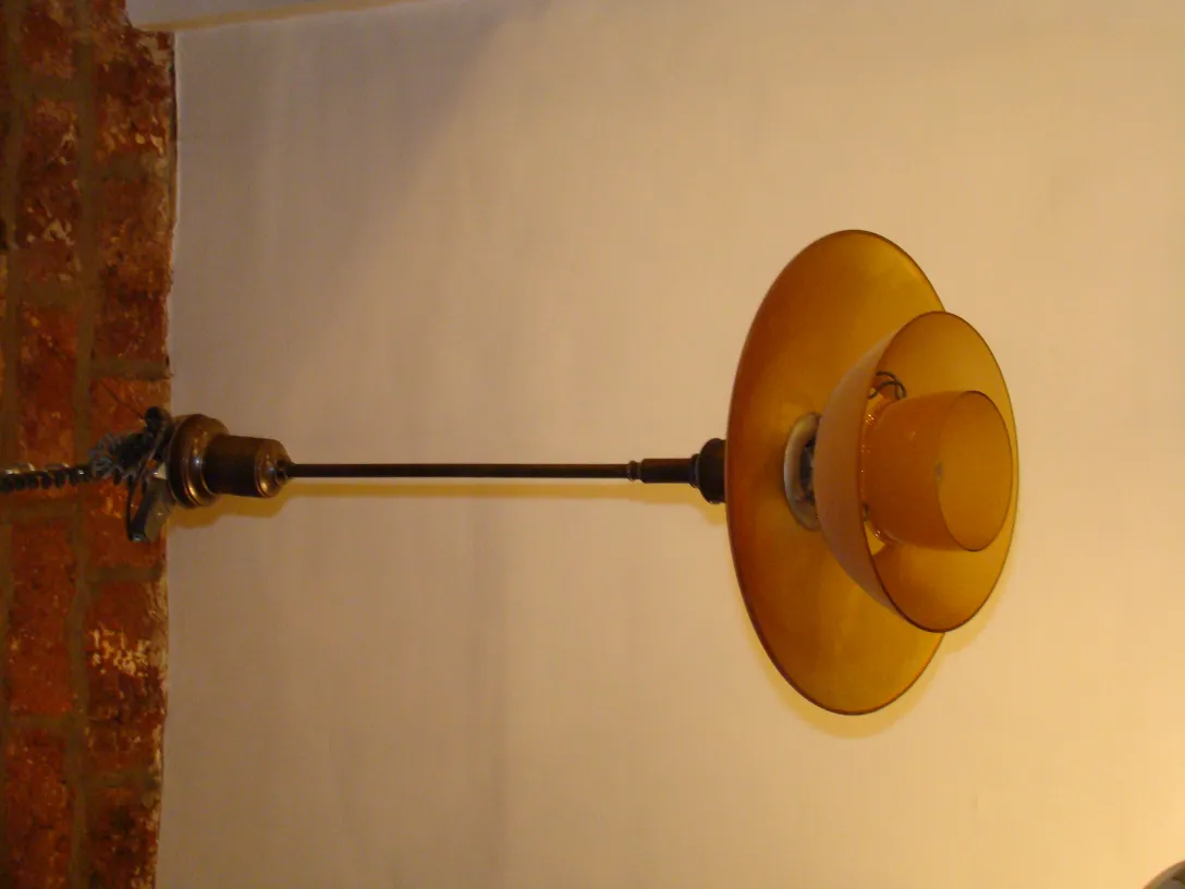 2 lustres anciens au design élégant dans une ambiance chaleureuse