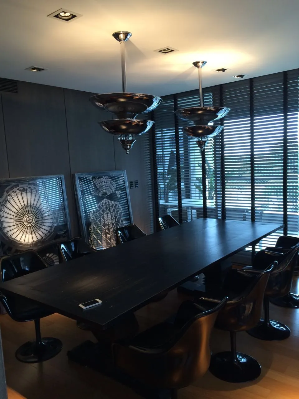 Zwei antike hängelampen, elegant und glänzend, über einem dunklen Tisch