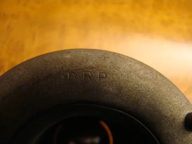 Detalhe de duas lâmpadas de teto antigas de design havaiano em um fundo quente.