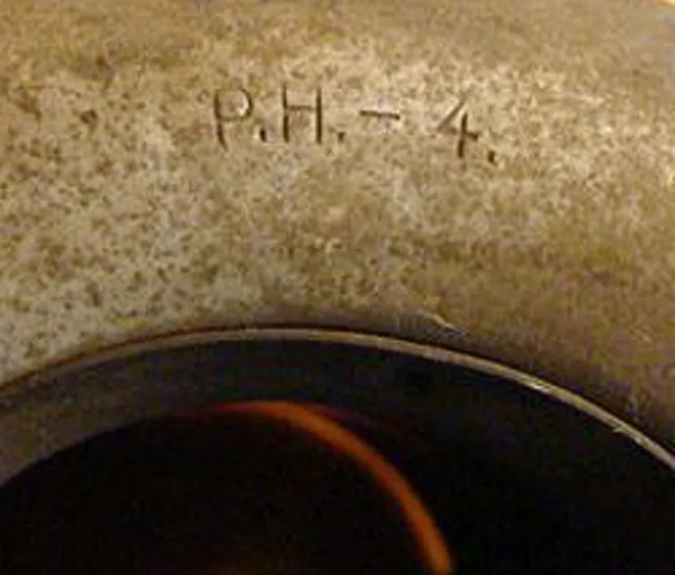 Детализированные антикварные подвесные лампы, идеально освещенные в уютной обстановке.