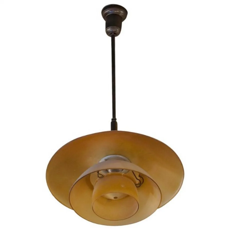 Deux lustres antiques avec un design élégant et des détails décoratifs, suspendus dans un environnement accueillant.