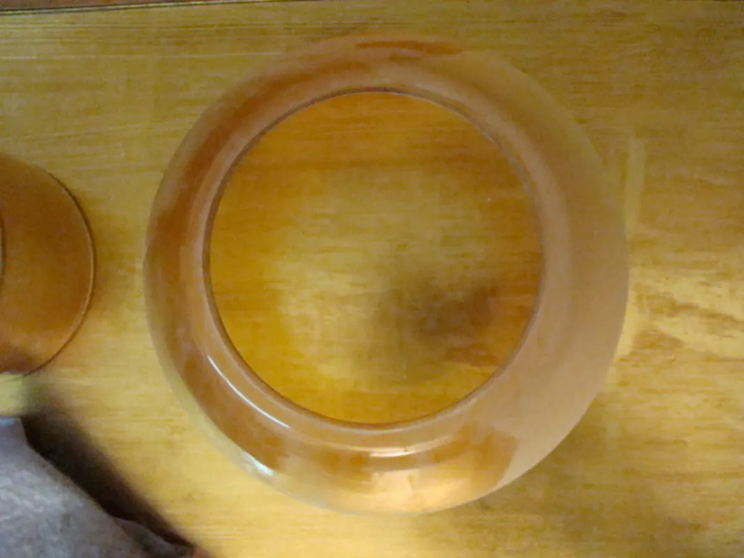 Deux lustres anciens sur une table en bois.