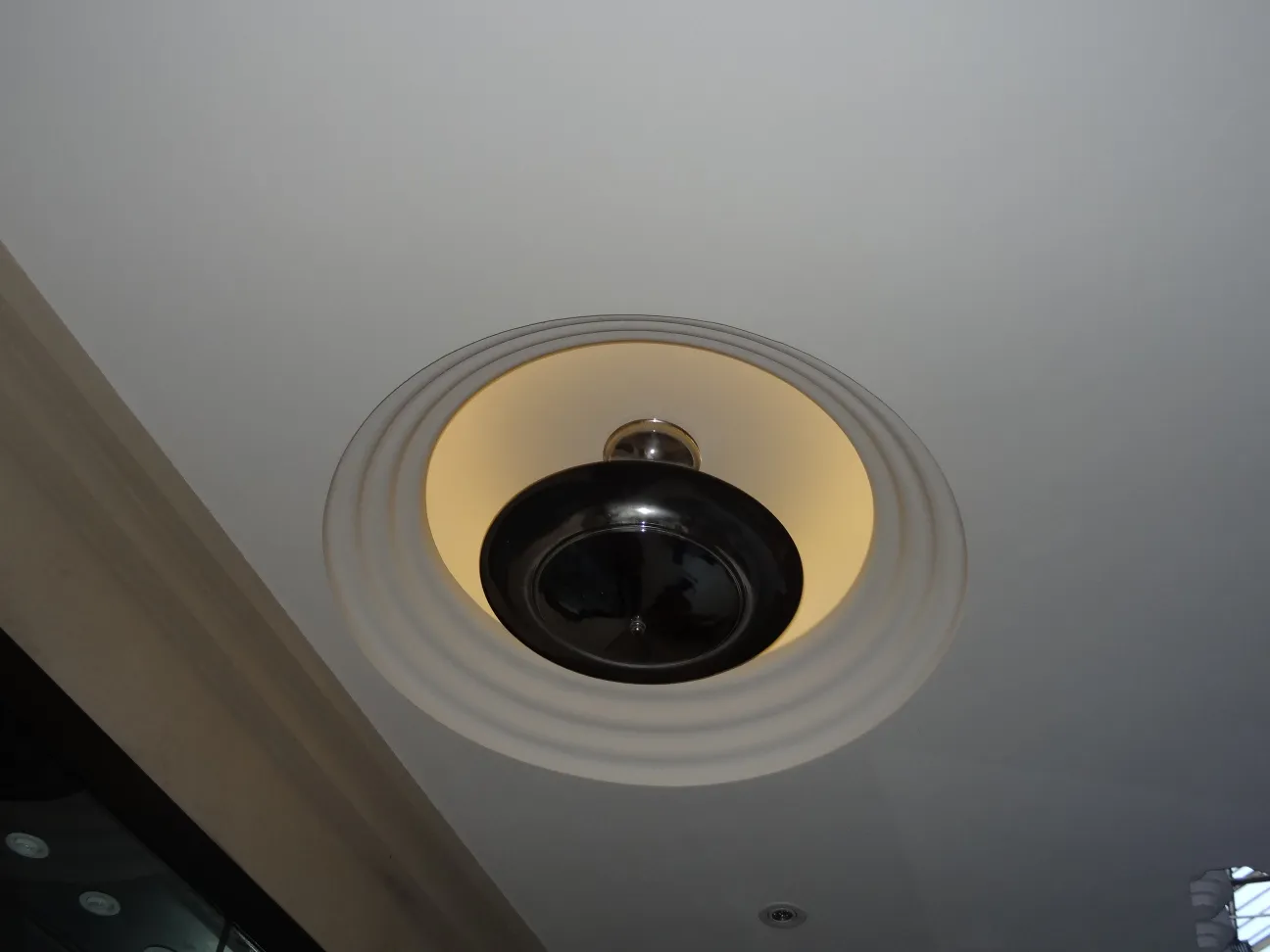 2 antike hängelampen mit elegantem Design im Raum