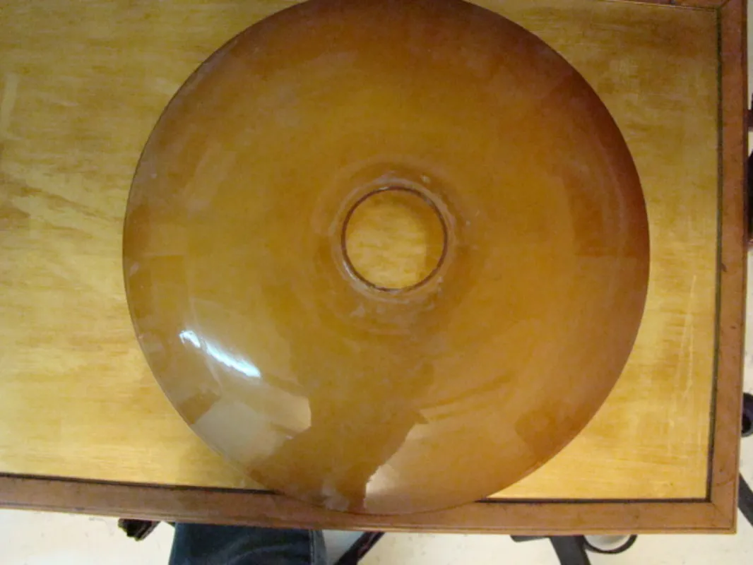 テーブルの上にあるPoul Henningsenの古い吊り下げランプの上面図2個