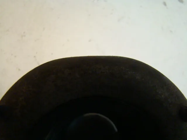 दो प्राचीन लटकते लैंप, एक क्लासिक सेटिंग में अद्वितीय डिज़ाइन के साथ।