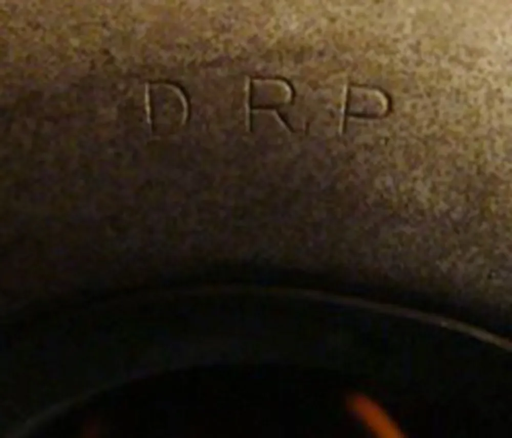 Lâmpada de teto antiga com detalhes decorativos, brilho quente.