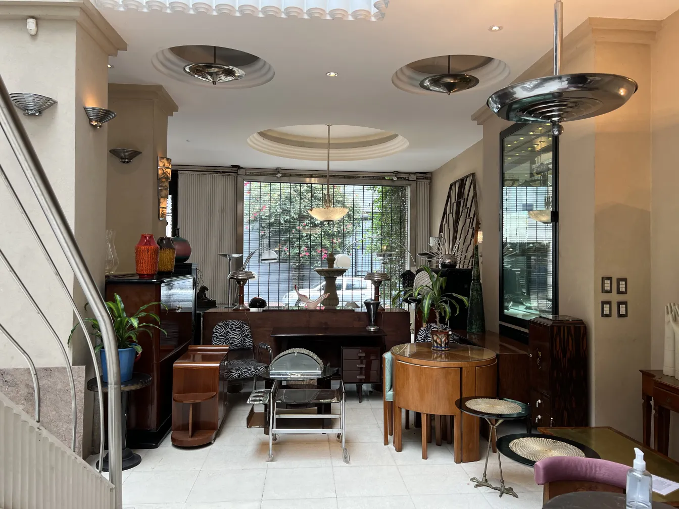 Bilder von 2 antiken Hängelampen in einer modernen Umgebung.