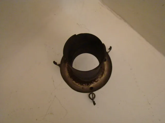 Vue de dessus de 2 lustres anciens de Poul Henningsen sur un fond clair, avec un design circulaire et des crochets visibles.