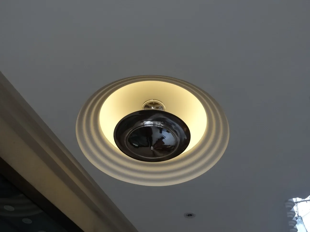 Vista superior de 2 lâmpadas de teto antigas com luz quente