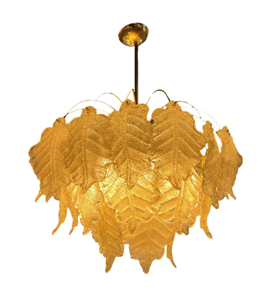 duas lampadas de teto antigas com design de folhas douradas