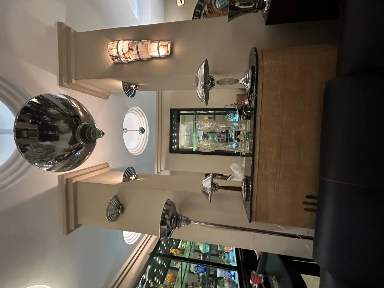 Conjunto de 2 lâmpadas de teto antigas, elegantes e decorativas, em um interior sofisticado