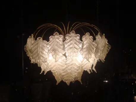 Lâmpada de teto antiga com folhas de vidro e luz suave