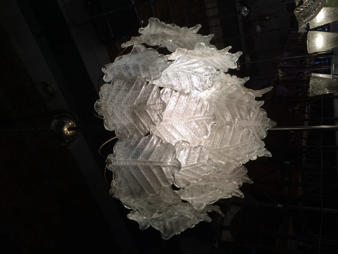 2 lampadas de teto antigas com design decorativo em ambiente acolhedor