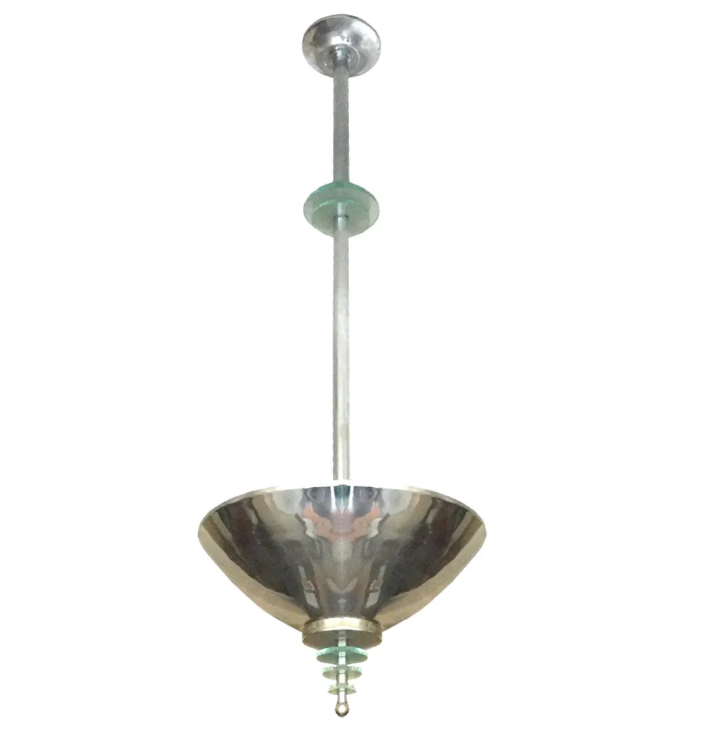 Due lampade a sospensione antiche in un ambiente elegante