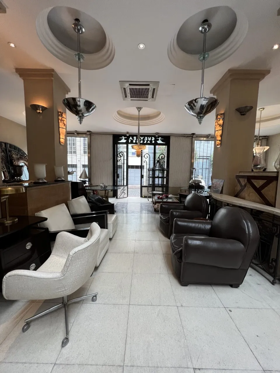 दो लटकते लैंप पुराने आकर्षक सेटिंग में