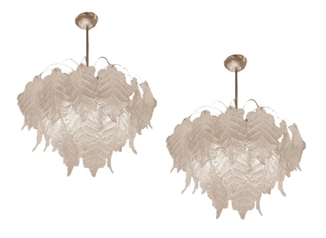 Due lampade a sospensione antiche con design a foglia in un ambiente elegante.