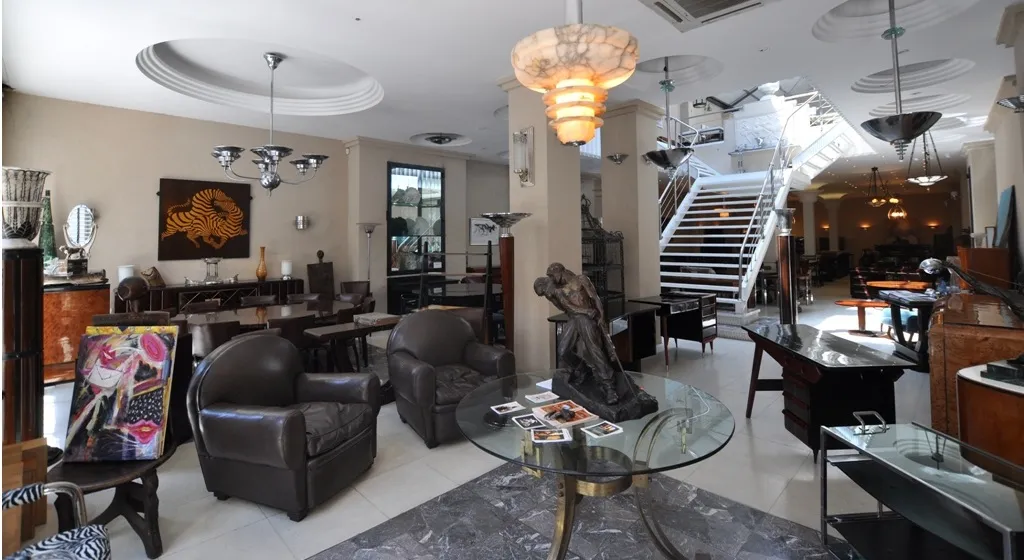 Vista ambiente de duas lâmpadas de teto antigas em uma sala elegante com móveis contemporâneos.