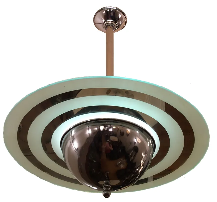 Duas lampadas de teto antigas com design circular e acabamento brilhante