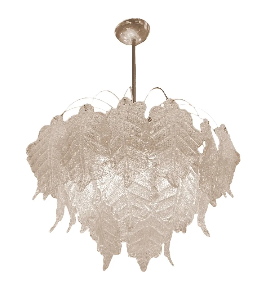 2 lampadas de teto antigas, em forma de folhas, em um ambiente elegante