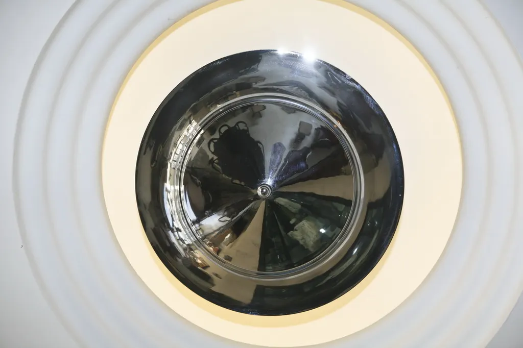 Vue de 2 lustres antiques dans un cadre décoratif