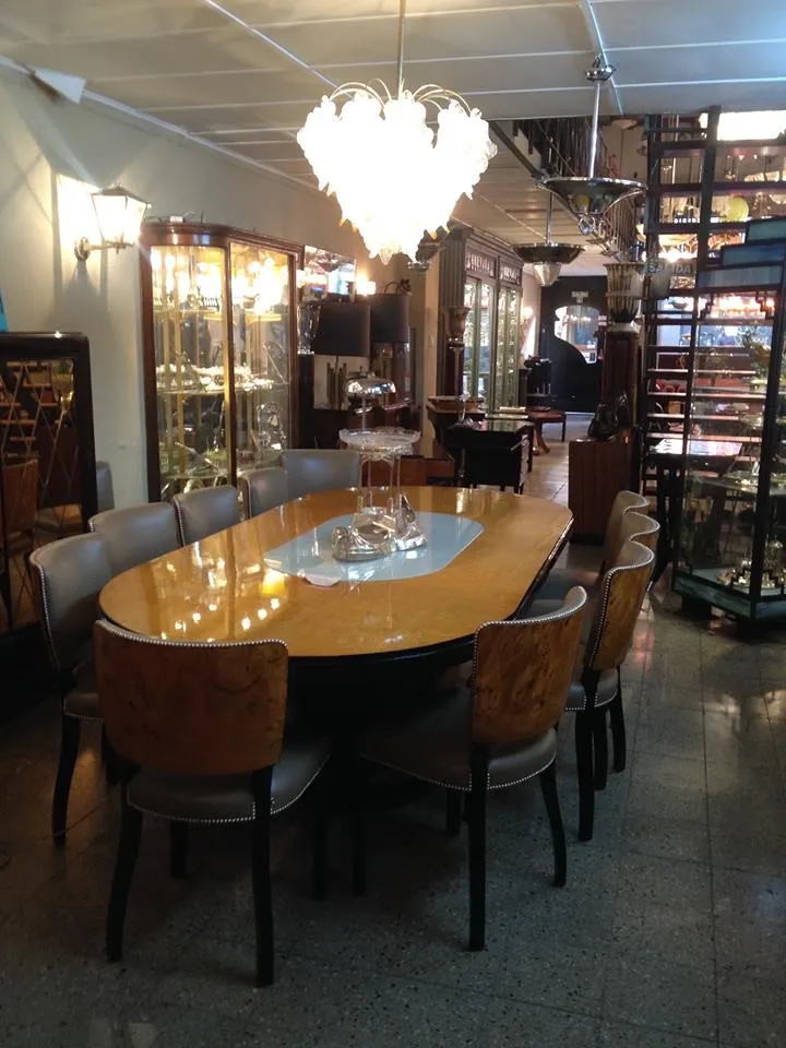2 vintage hanging lamps above an oval table in a well-decorated setting