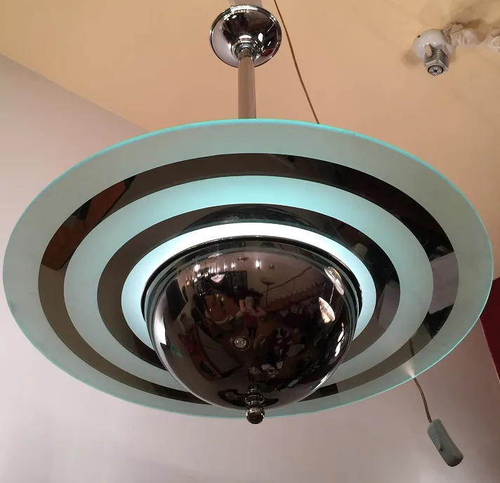 Due lampade a sospensione antiche con design circolari e lucidi.