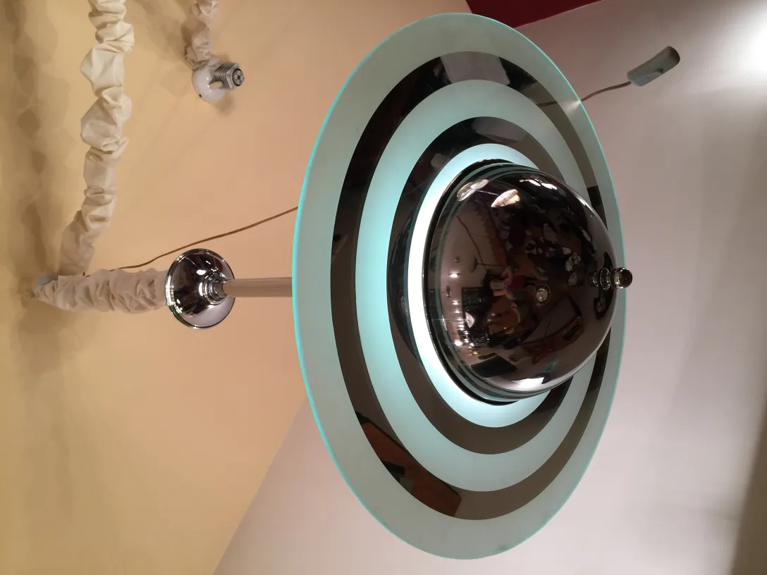 Vista superior de 2 lámparas de techo antiguas con detalles decorativos y un entorno suave