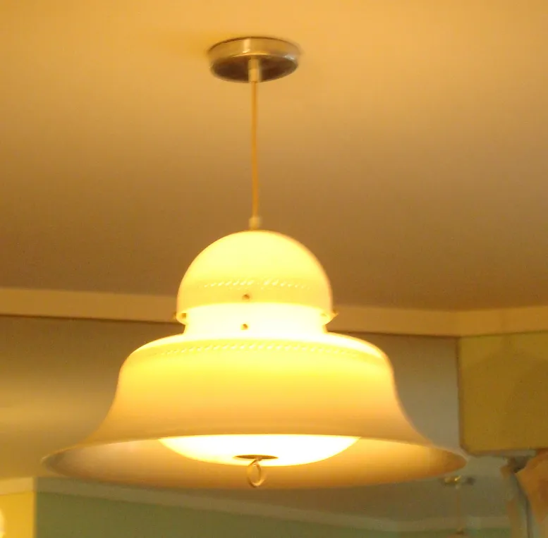 Due lampade a sospensione antiche illuminano uno spazio accogliente