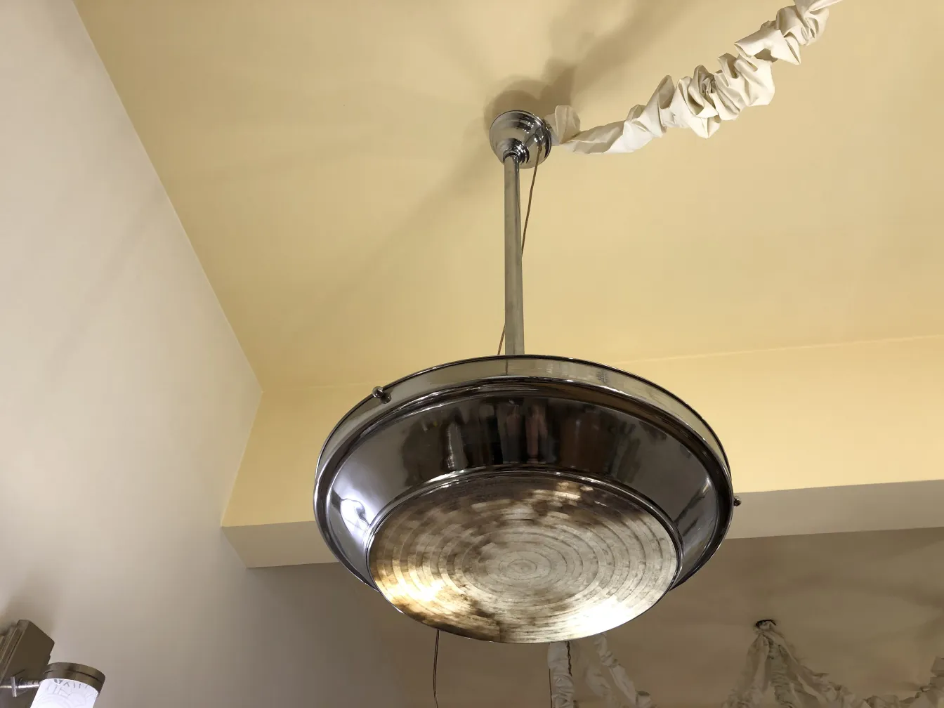 deux lustres antiques suspendus dans un cadre chaleureux