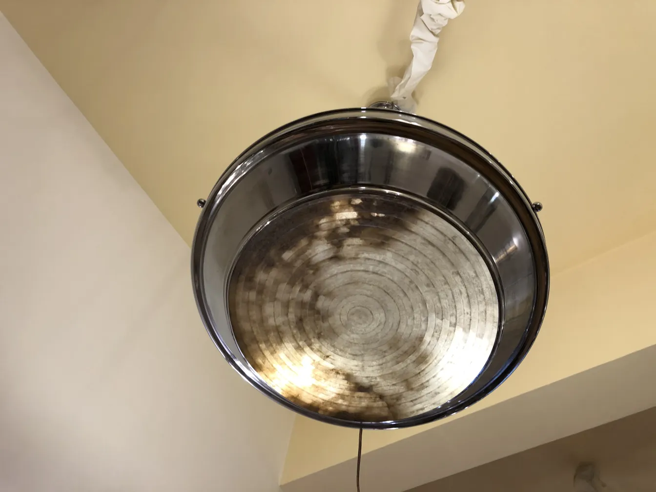 Lâmpadas de teto antigas com luz suave em um ambiente acolhedor.