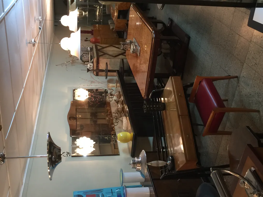 Deux lustres antiques dans un cadre contemporain