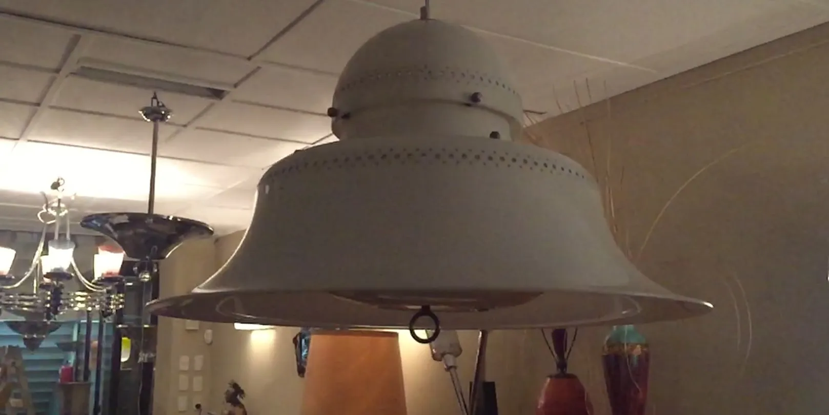 Duas lampadas de teto antigas em um ambiente decorativo