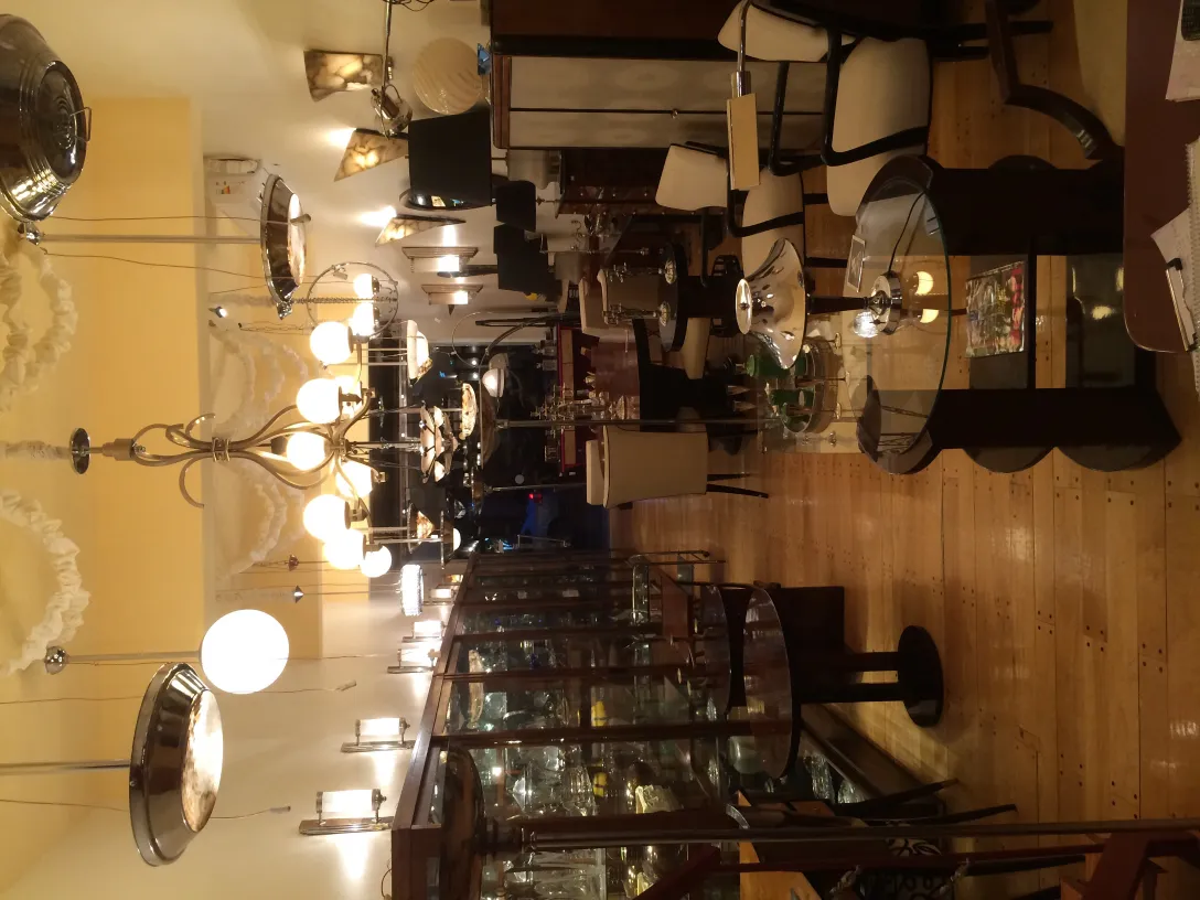 Due lampade a sospensione antiche in un ambiente elegante