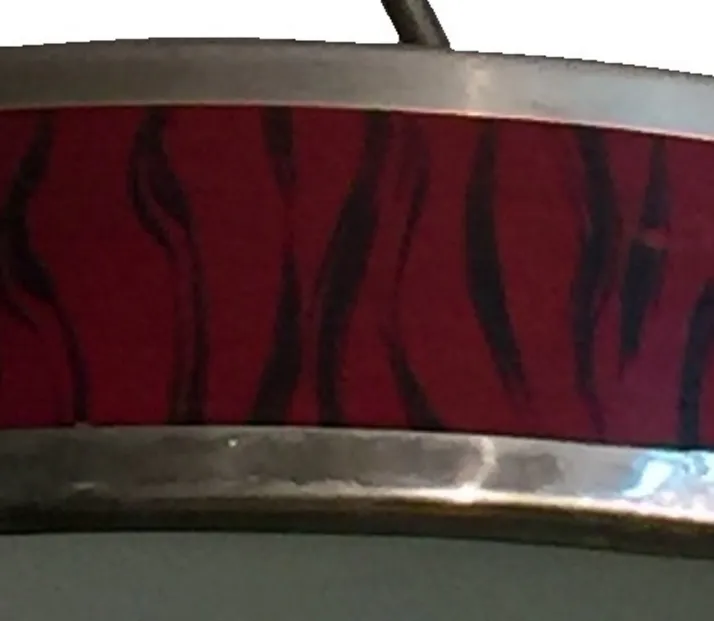 Primo piano di 2 lampade a sospensione antiche con design decorativo rosso e nero