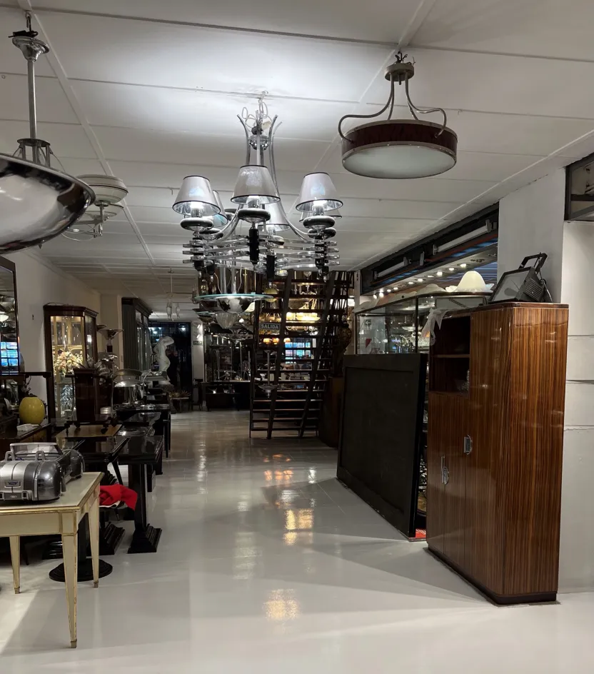 due lampade a sospensione antiche con design elegante in un ambiente espositivo