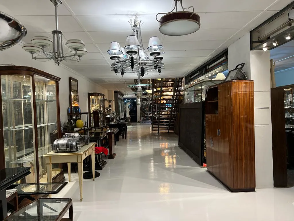 Duas lampadas de teto antigas decorativas em uma galeria com vitrines