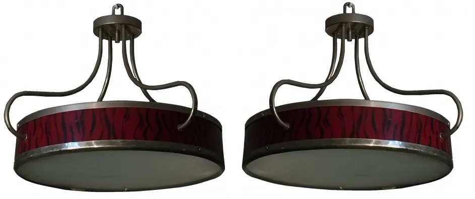 Set aus 2 antiken Hängelampen mit mutigem Design, auf weißem Hintergrund.