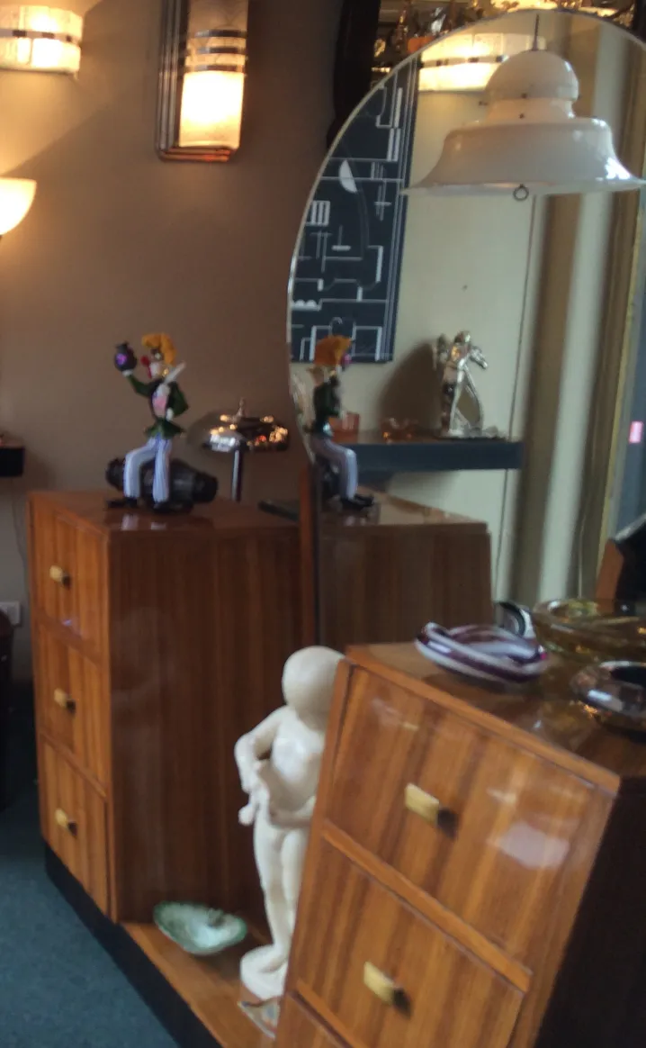 Deux lustres anciens illuminant une pièce