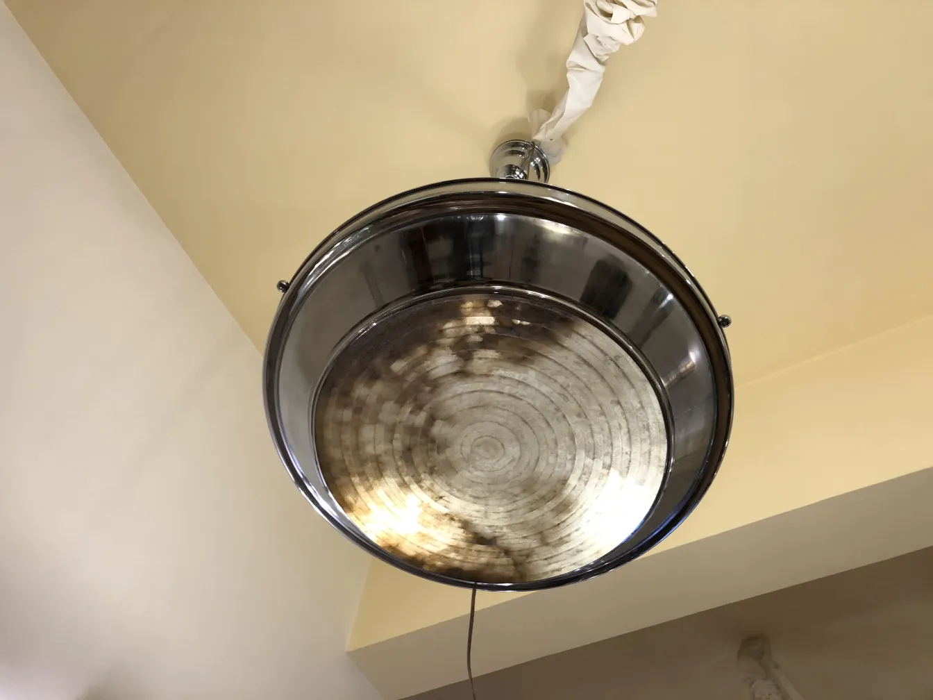 vista dall'alto di 2 lampade a sospensione antiche con design circolare classico